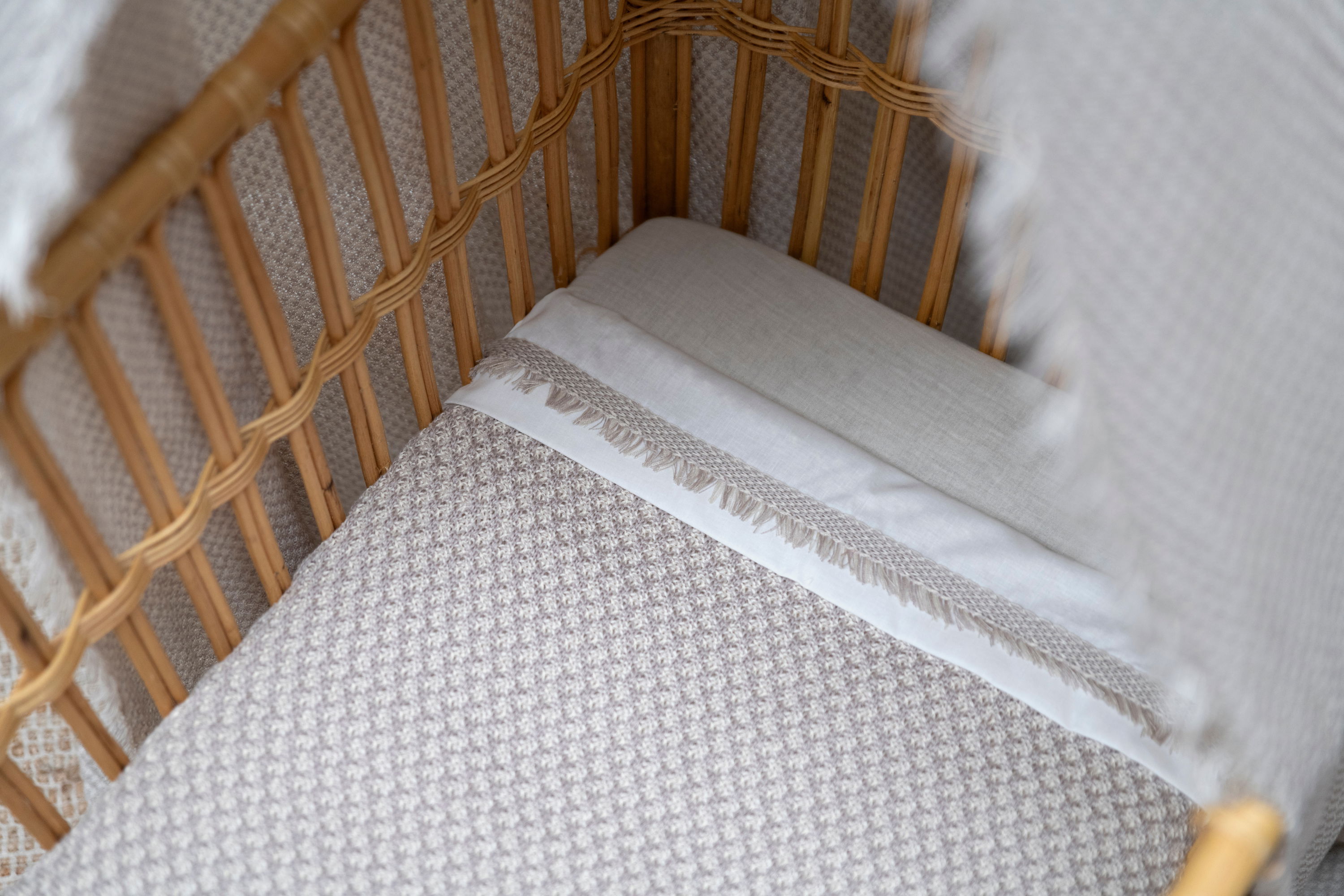 Baby crib sheet knitted ribbon Happiness urban taupe/ecru