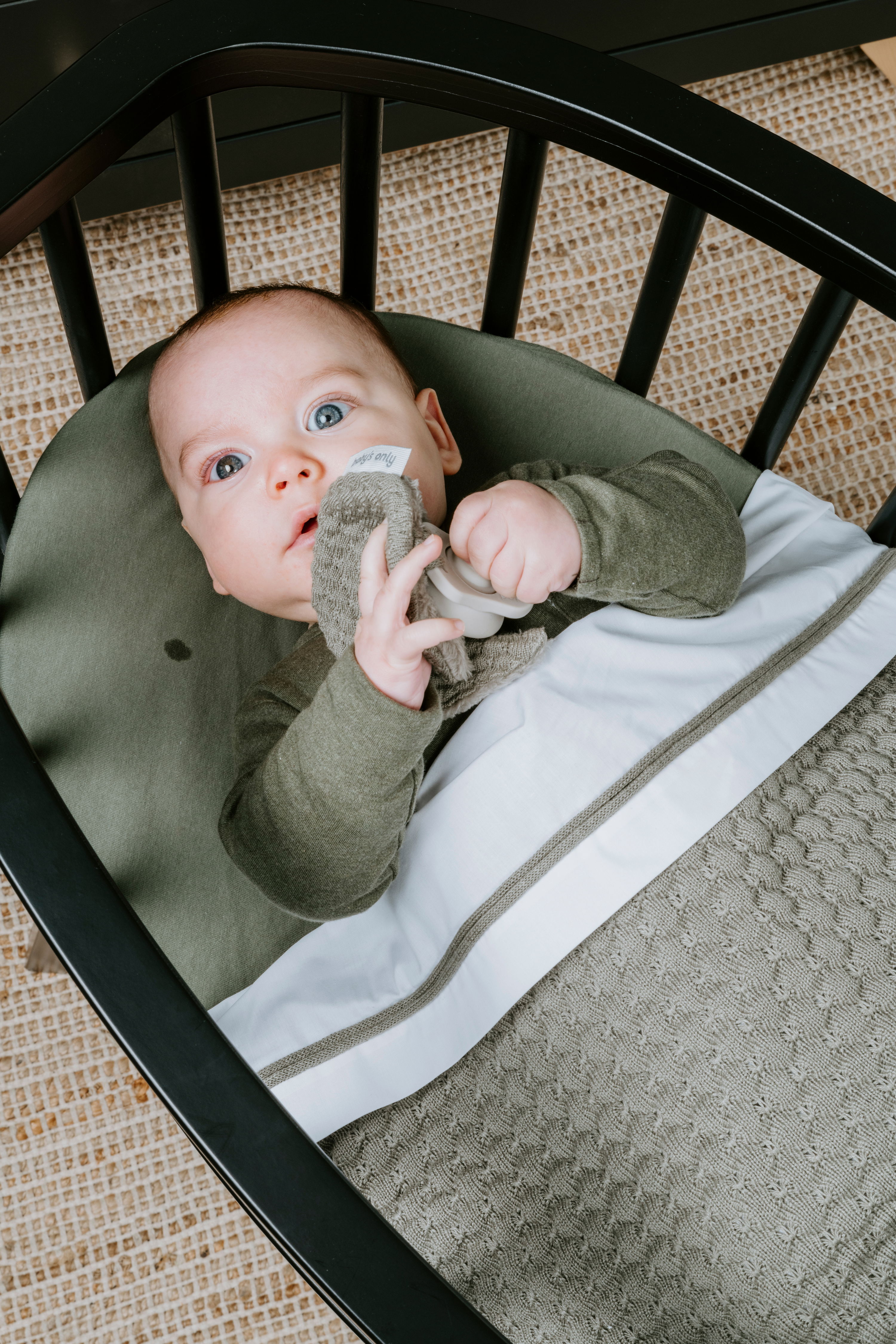 Baby crib sheet knitted ribbon urban green/white