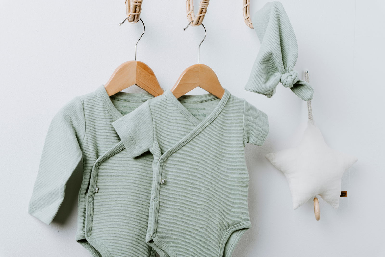 Knoopmutsje Pure dusty green - 3-6 mnd
