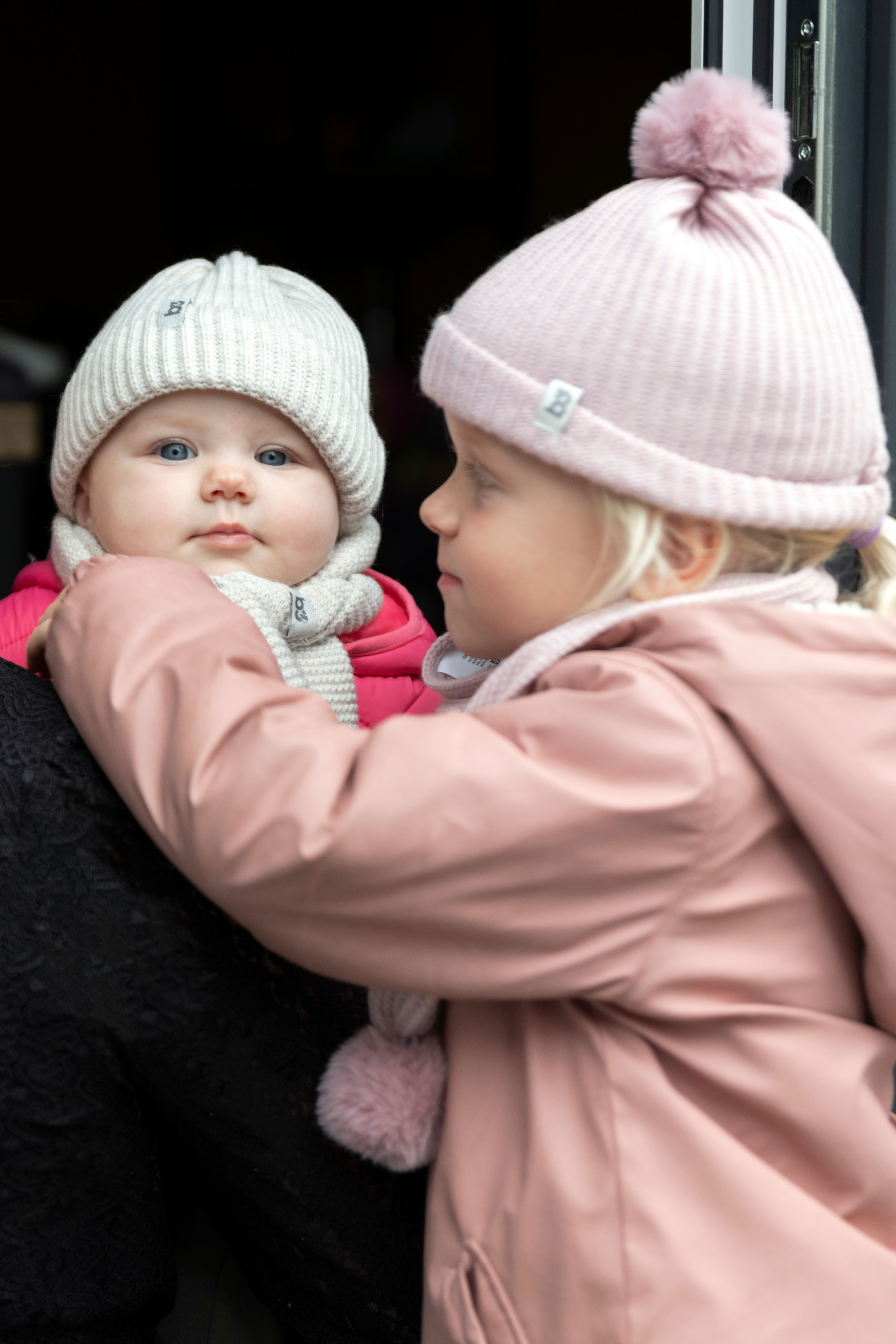 Mutsje met pompon Cool ecru - 3-8 jaar