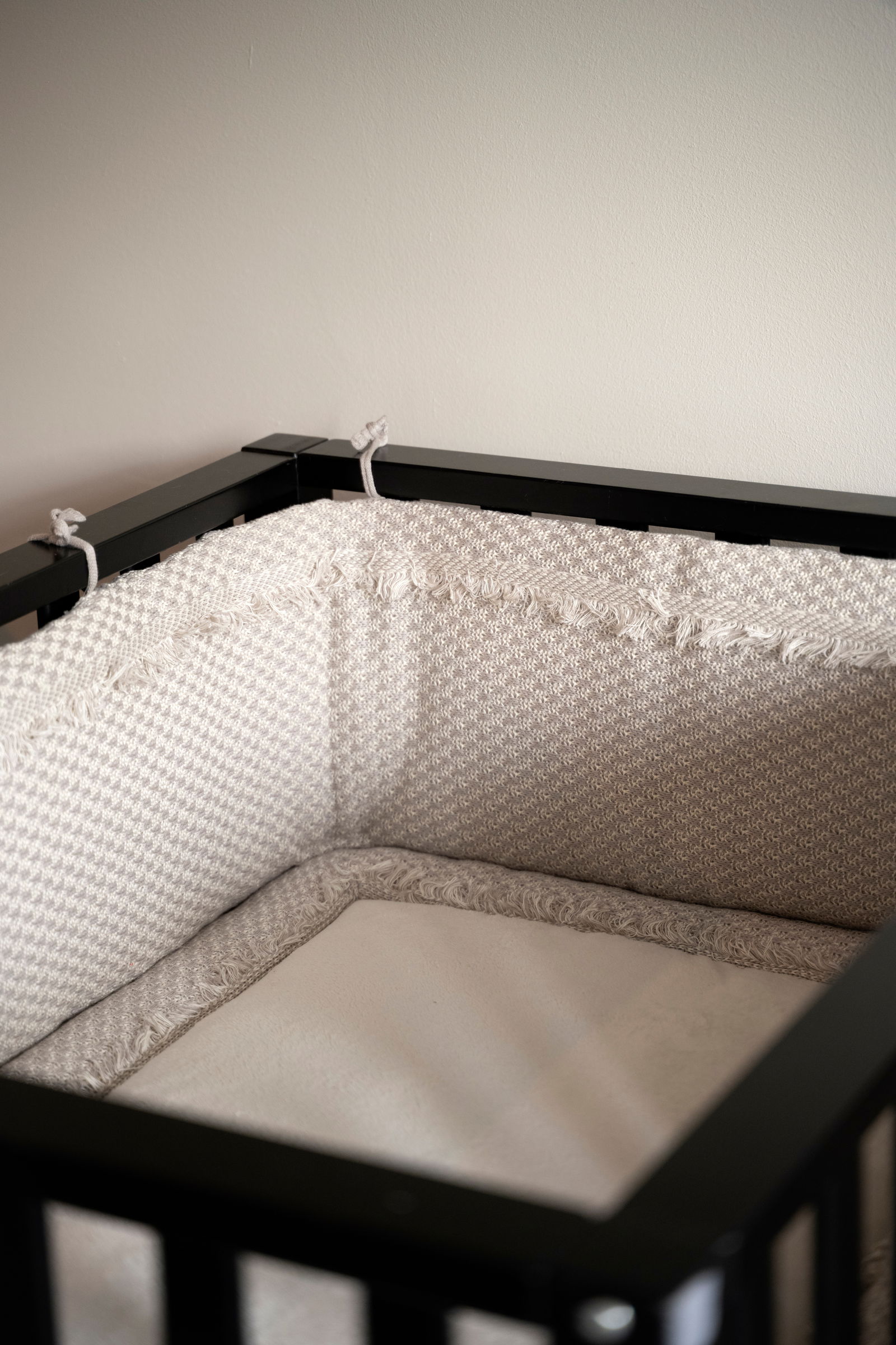 Bed/playpen bumper Happiness urban taupe/ecru