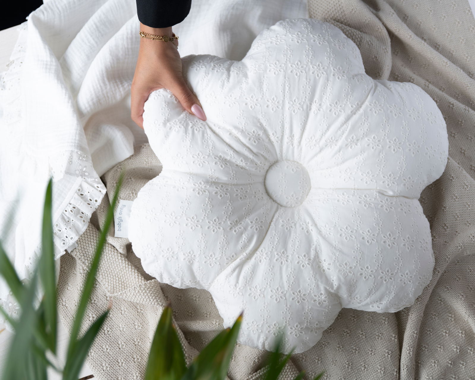 Pillow flower Calm white