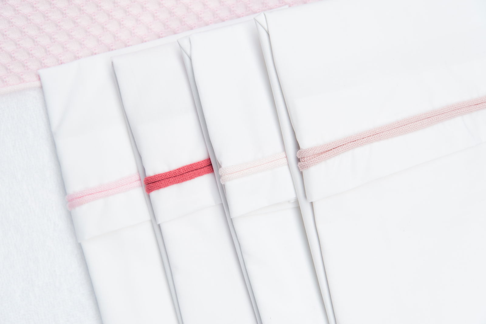 Ledikantlaken gebreide bies classic roze/wit