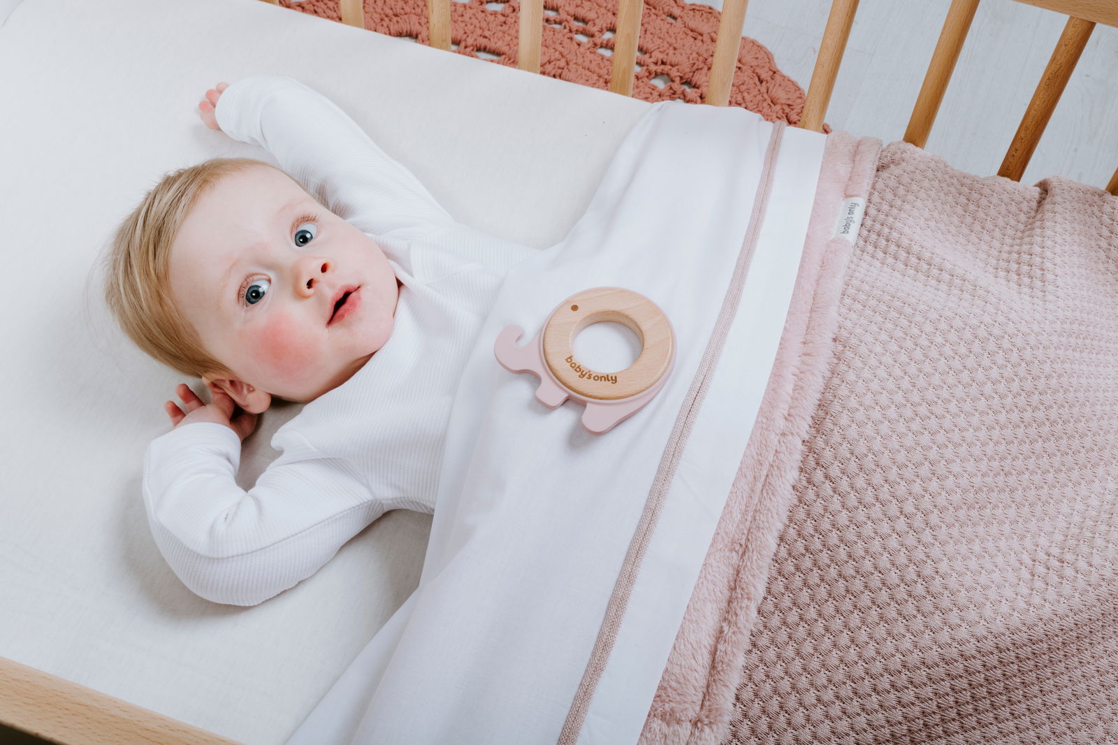 Baby crib sheet knitted ribbon tuscany/white