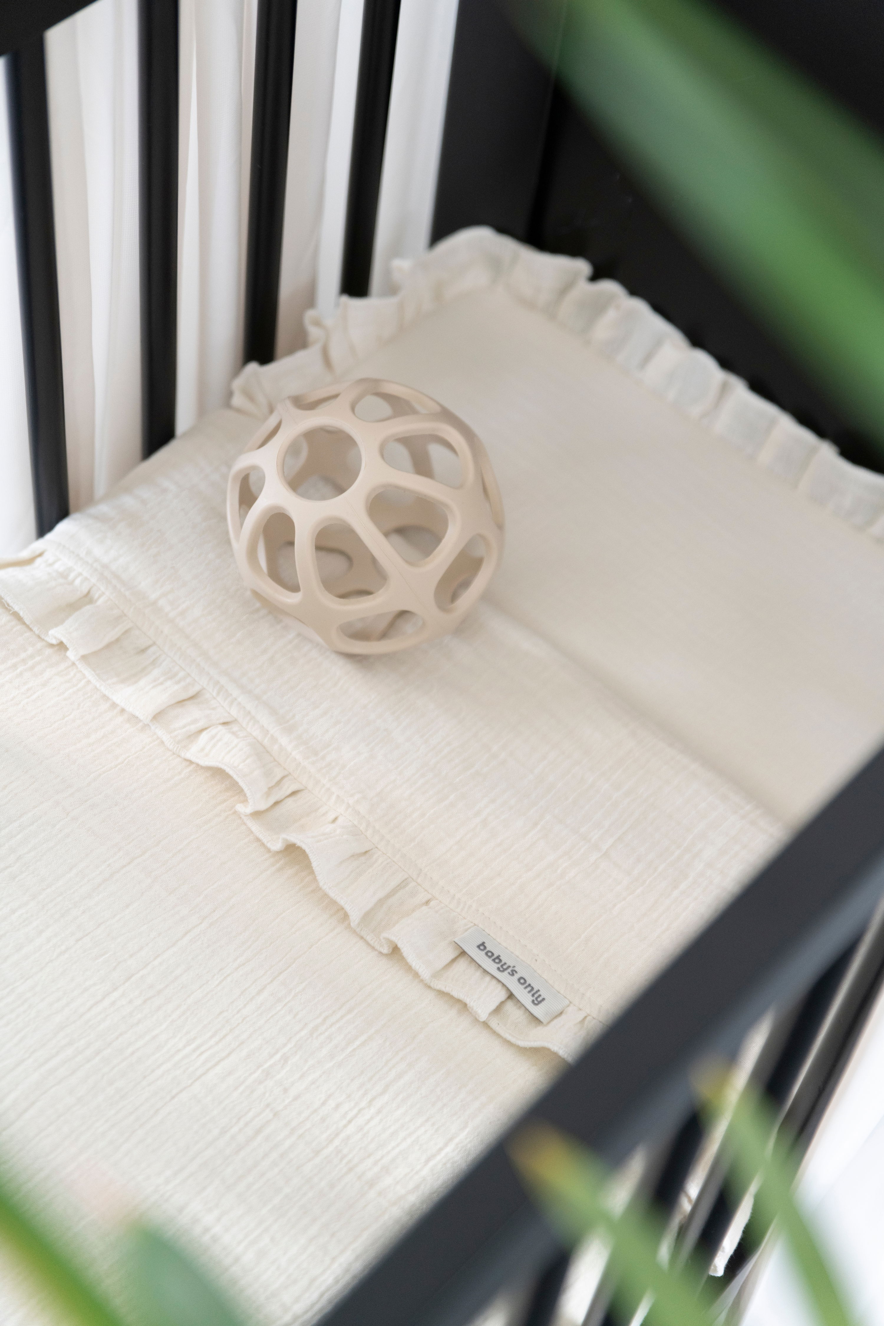 Cot sheet Calm warm linen - with ruffle