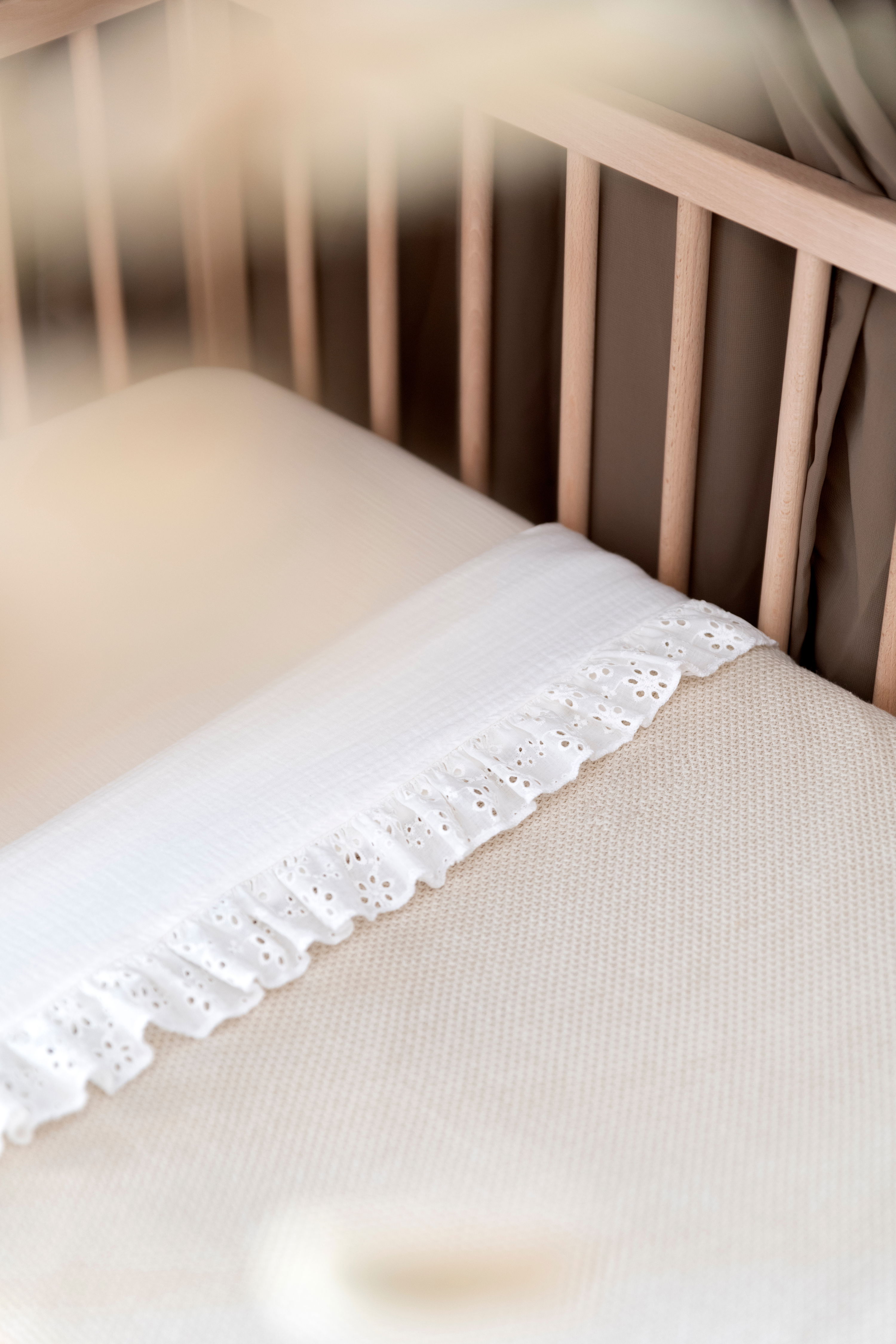 Cot sheet Calm warm linen - with ruffle