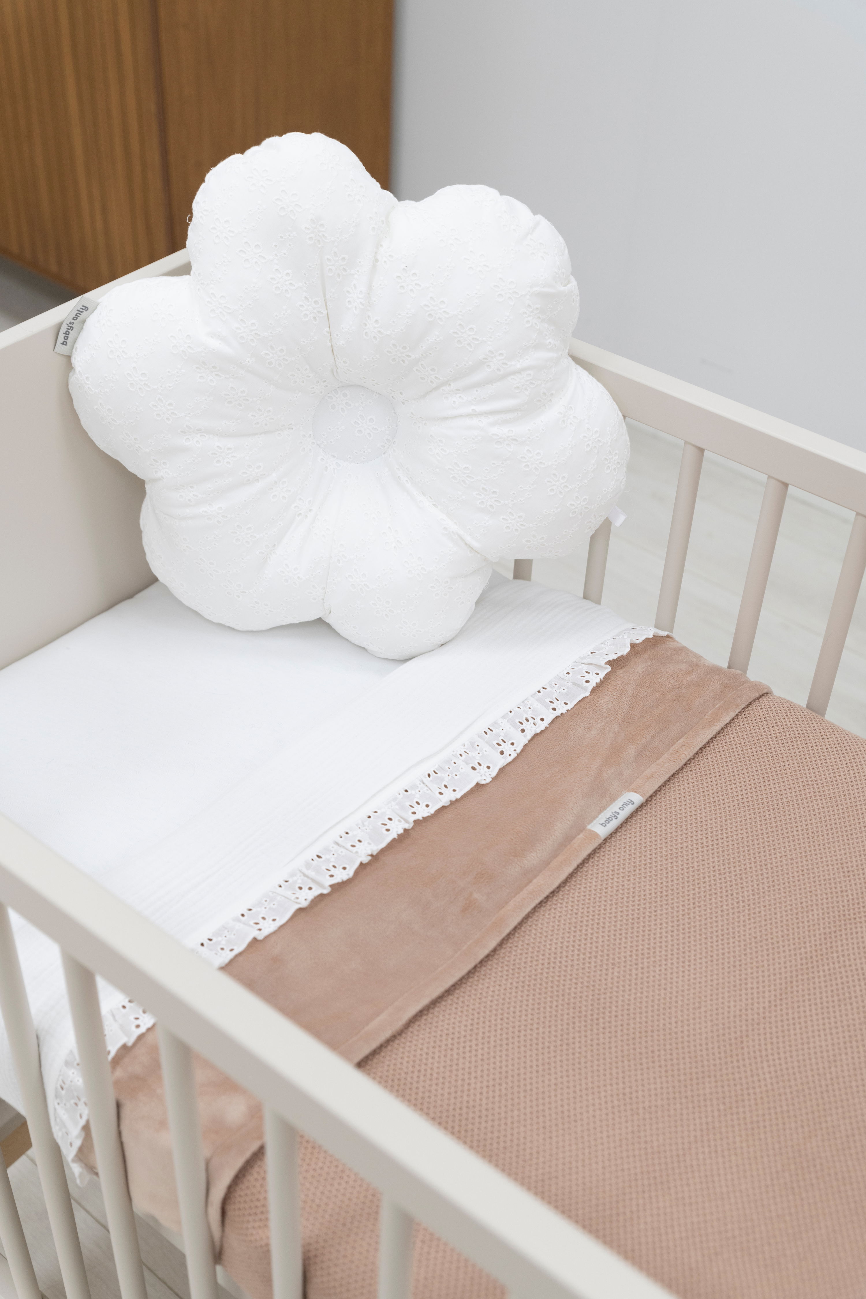 Cot sheet Calm warm linen - with ruffle