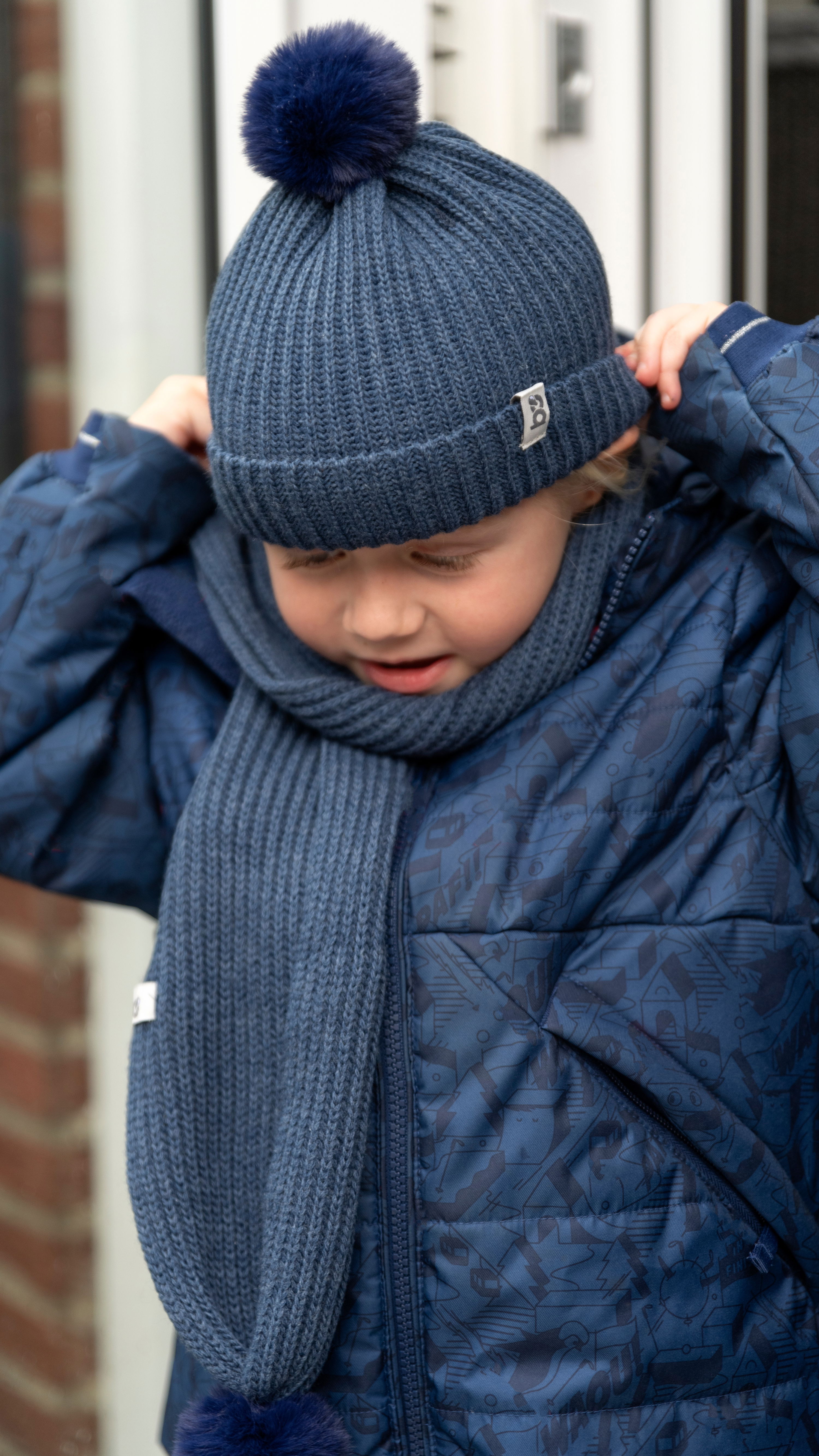 Mutsje met pompon Cool jeans - 3-8 jaar